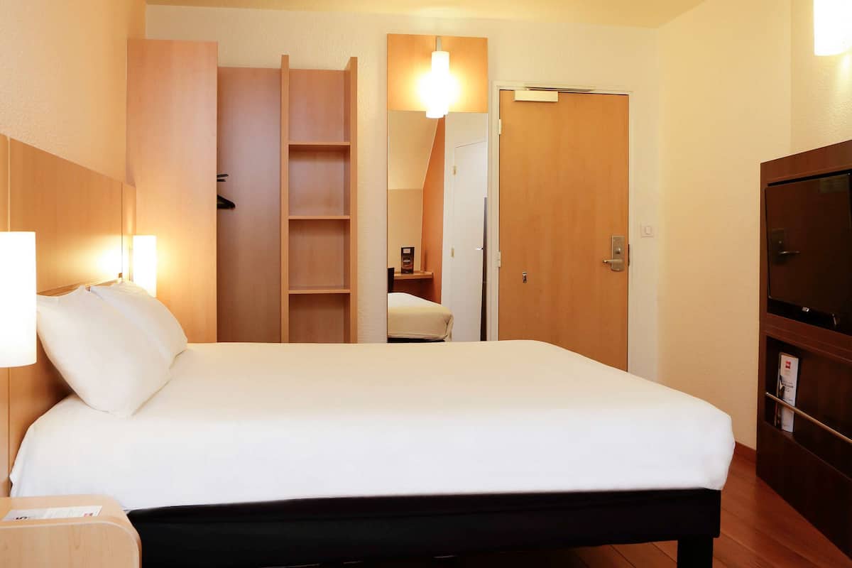 1 bedroom, premium bedding, desk, laptop workspace
