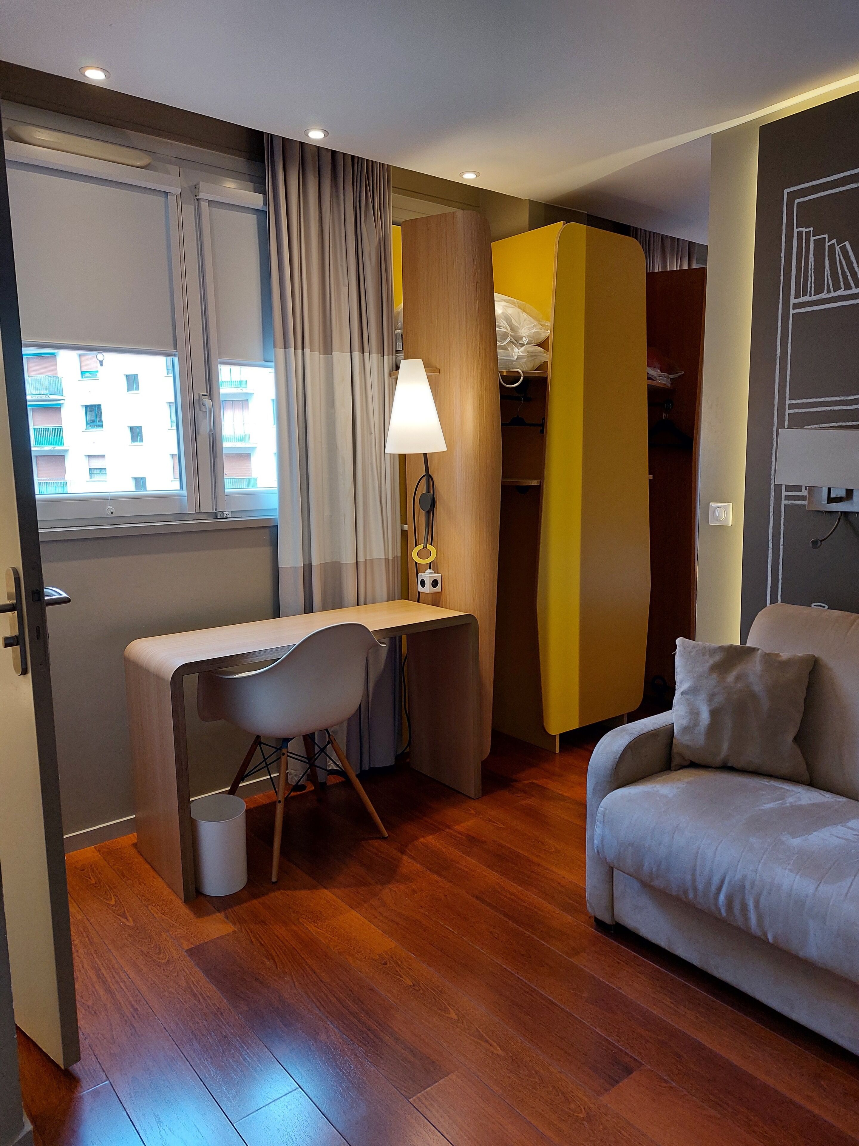 Standardrum - 1 queensize-säng med bäddsoffa | Sängtillbehör av högsta kvalitet, skrivbord och arbetsyta för laptop