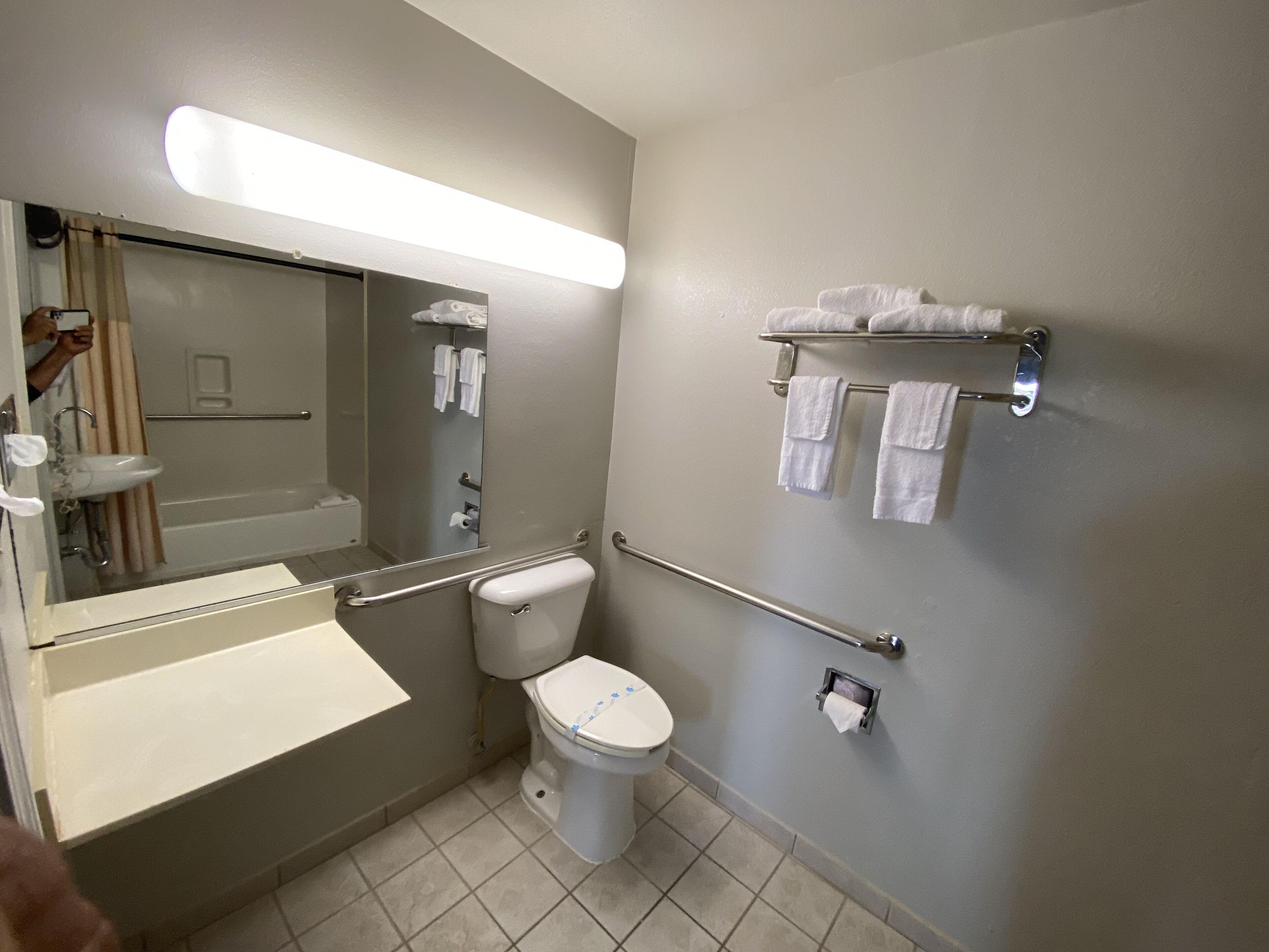 Camera Comfort, 1 letto king, non fumatori | Bagno | Combinazione doccia/vasca, asciugacapelli, asciugamani
