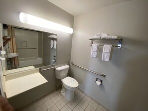 Bathroom - Budget Inn of Hayward (Hayward)