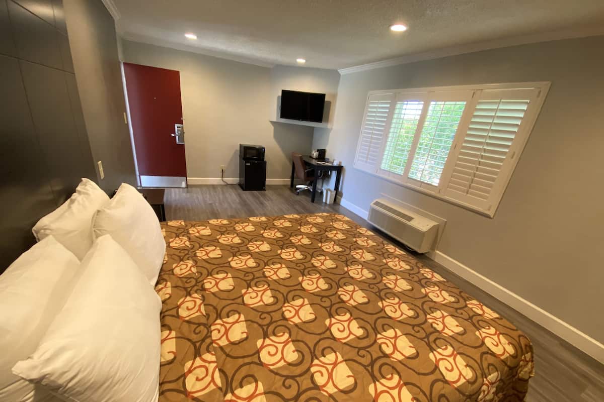 Premium bedding, pillowtop beds, desk, blackout drapes