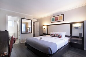 Deluxe-Zimmer, 1 King-Bett, Badewanne (Non Smoking 1 King Room) | 1 Schlafzimmer, hochwertige Bettwaren, Zimmersafe, Schreibtisch