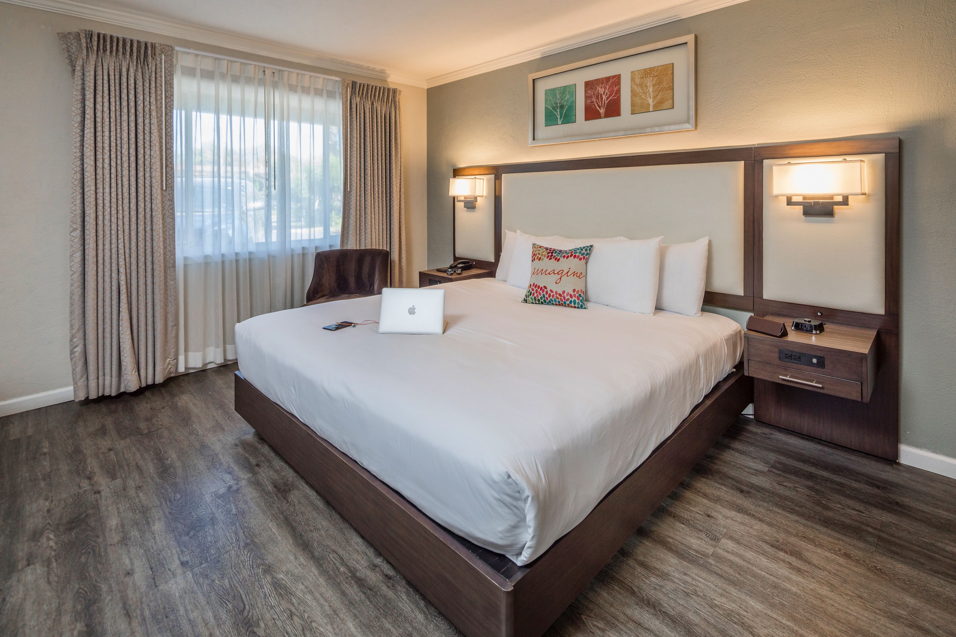 ห้องดีลักซ์, เตียงคิงไซส์ 1 เตียง, อ่างอาบน้ำ (Non Smoking 1 King Room) | เครื่องนอนระดับพรีเมียม, ตู้นิรภัยในห้องพัก, โต๊ะทำงาน