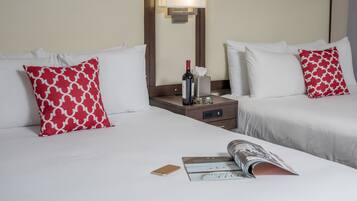 Habitación Deluxe, 2 camas Queen size, tina (Non Smoking 2 Queen Room- Bathtub) | Ropa de cama de alta calidad y caja de seguridad en la habitación