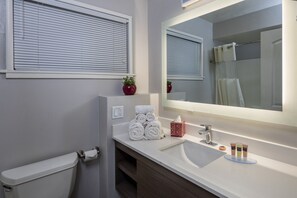 Combined shower/bathtub, free toiletries, hair dryer, towels - The Palo Alto Inn (Palo Alto)