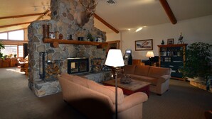 Lobby sitting area - Buck's T-4 Lodge (Gallatin Gateway)
