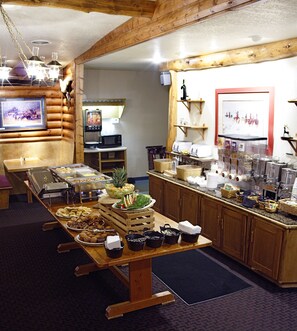 Breakfast buffet - Buck's T-4 Lodge (Gallatin Gateway)