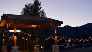 Property entrance - Buck's T-4 Lodge (Gallatin Gateway)