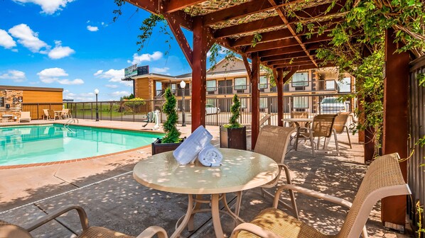 Una piscina al aire libre