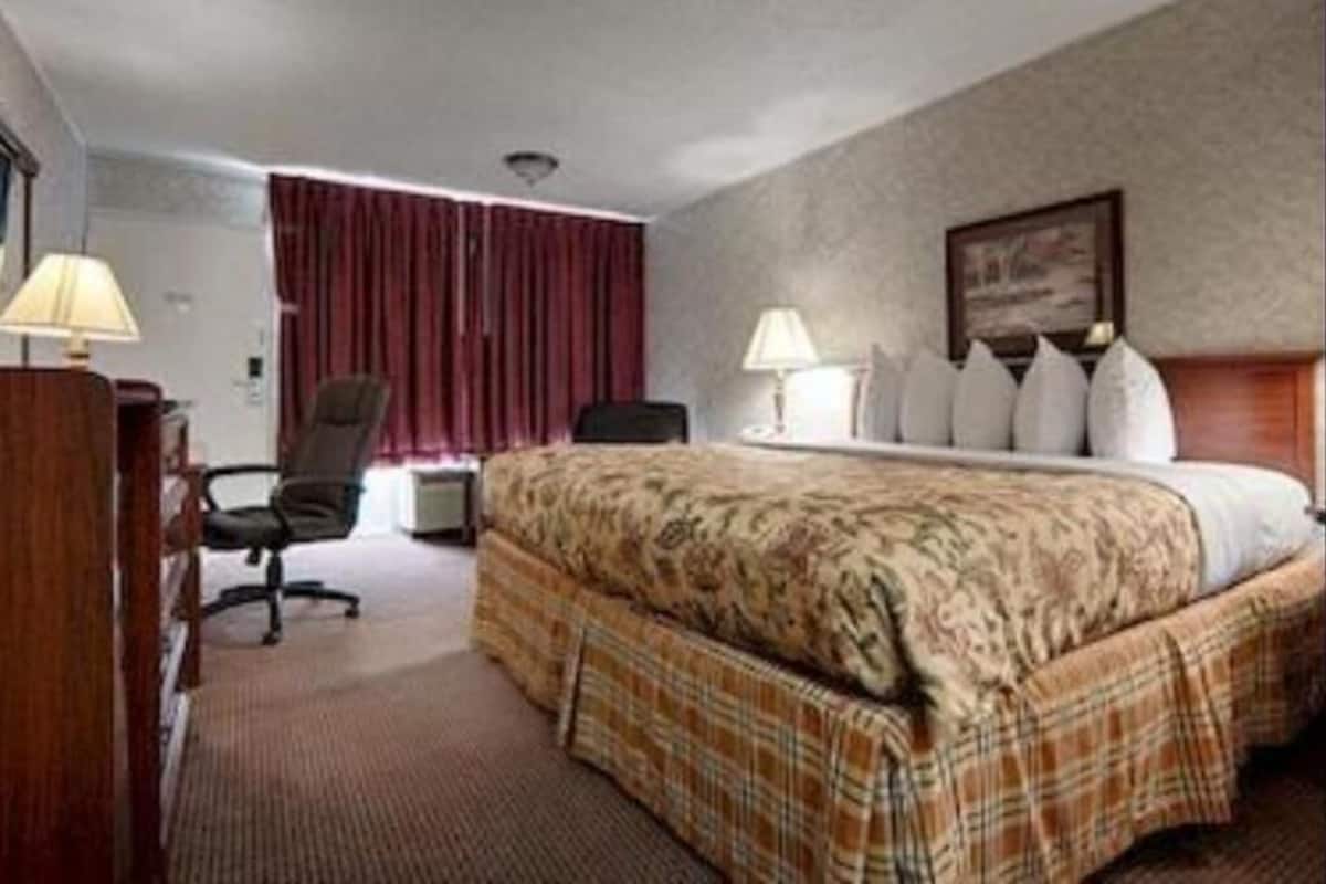 Desk, laptop workspace, iron/ironing board, cots/infant beds