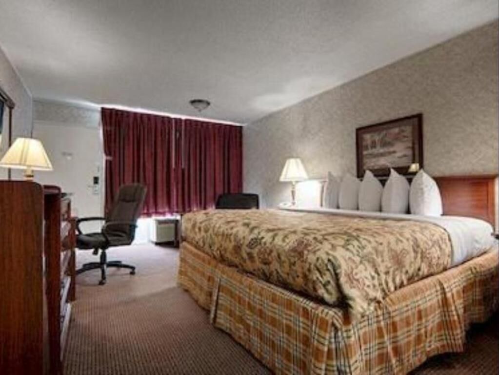 デスク、ノートパソコン用作業スペース、アイロン / アイロン台、ベビーベッド