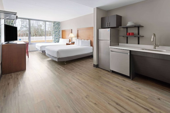 Zimmer, 2 Queen-Betten (Mobility/Hearing, Kitchenette) | Schreibtisch, Verdunkelungsvorhänge, Bügeleisen/Bügelbrett, Babybetten