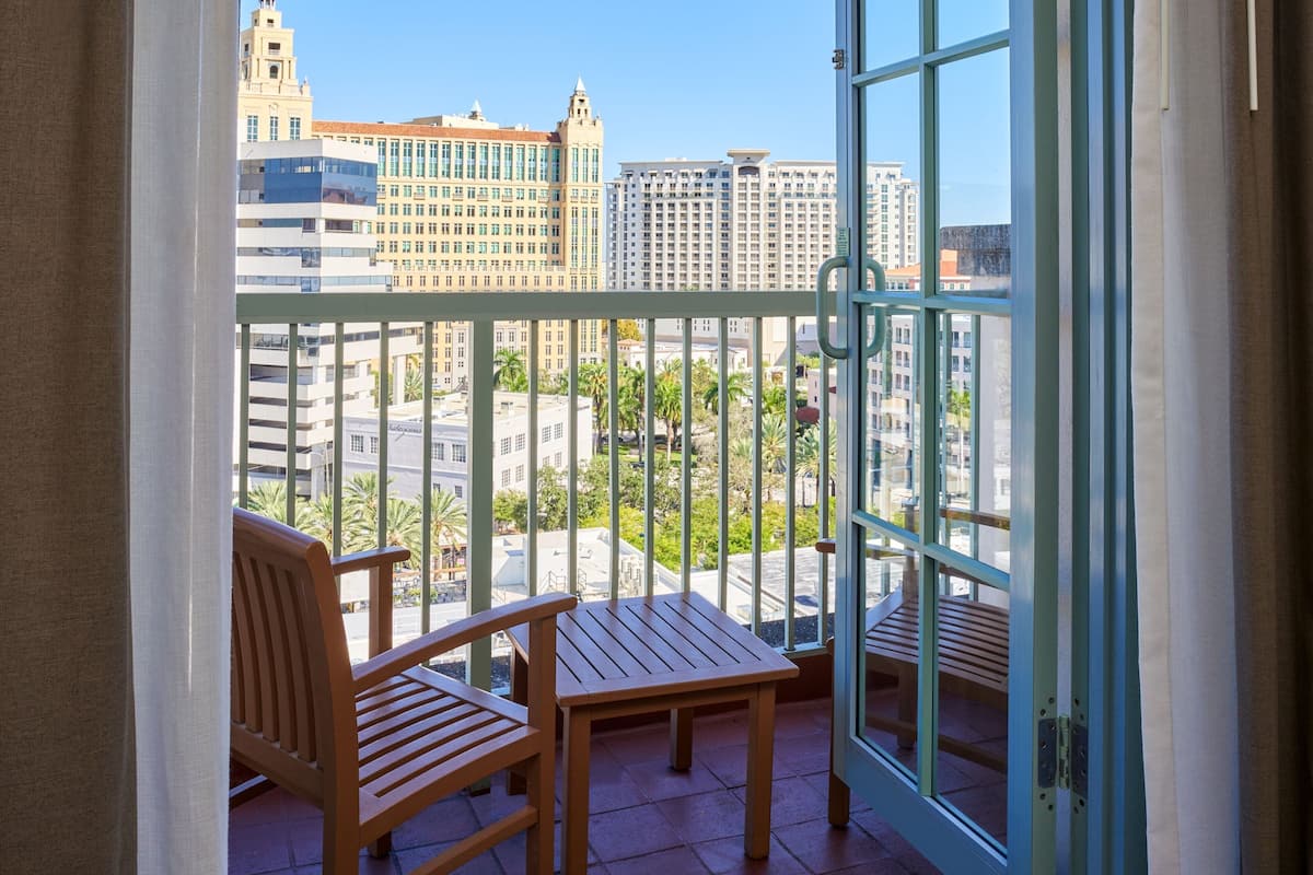 Junior Suite, 1 King Bed with Sofa bed, City View