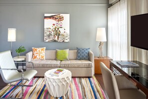 普通套房, 1 張特大雙人床及 1 張梳化床, 城市景 (Balcony) | 客廳 | 平面電視、iPod 插座