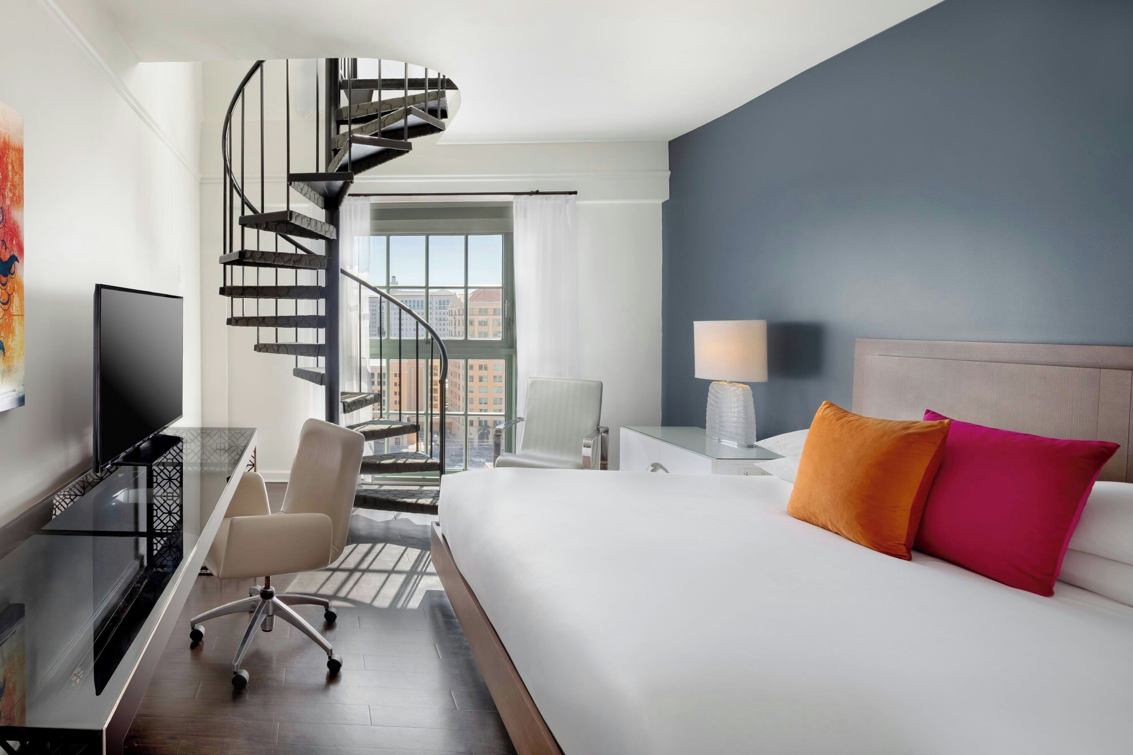 Luxe beddengoed, pillowtop-bedden, een kluis op de kamer, een bureau