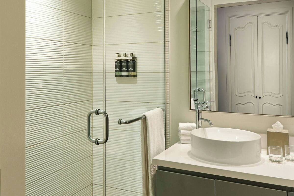 combined shower/bathtub, rainfall showerhead, free toiletries