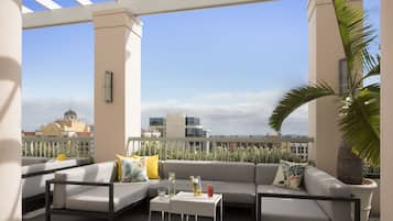 Piscina externa, funciona das 7h às 20h, espreguiçadeiras