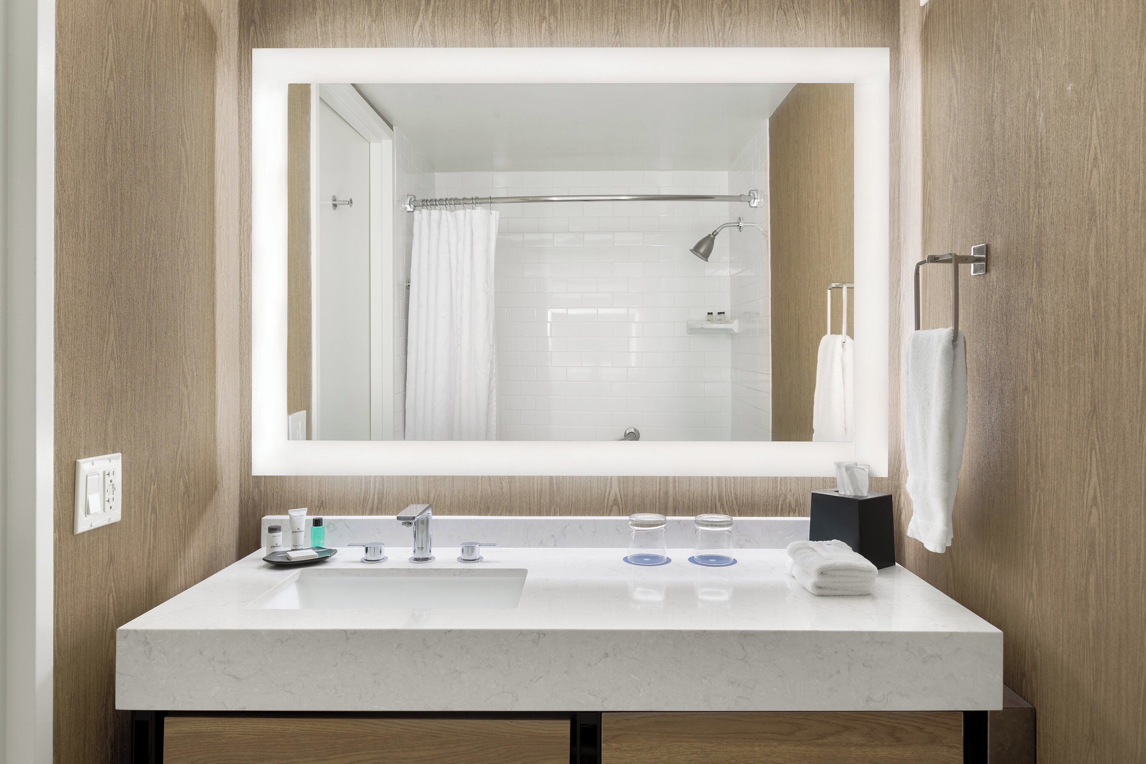 combined shower/bathtub, eco-friendly toiletries, hair dryer, towels