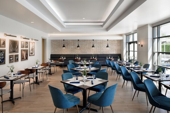 Petit déjeuner buffet servi en semaine (23.00 USD par personne)