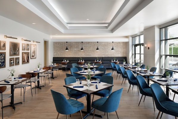 Petit déjeuner buffet servi en semaine (23.00 USD par personne)