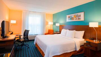 Een bureau, een laptopwerkplek, verduisterende gordijnen