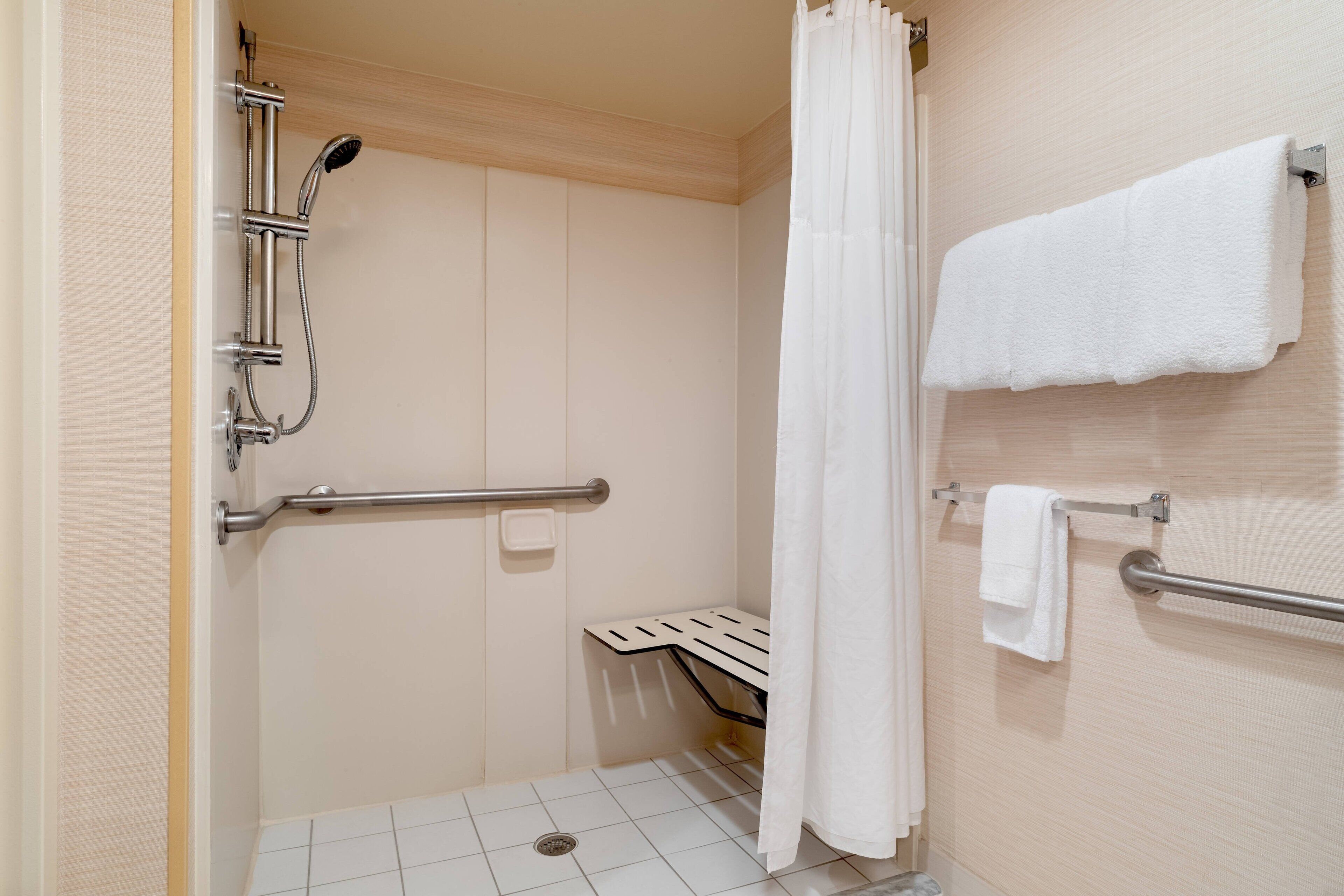 room, 1 king bed (mobility accessible, roll-in shower) | bathroom | combined shower/bathtub, eco-friendly toiletries, hair dryer, towels