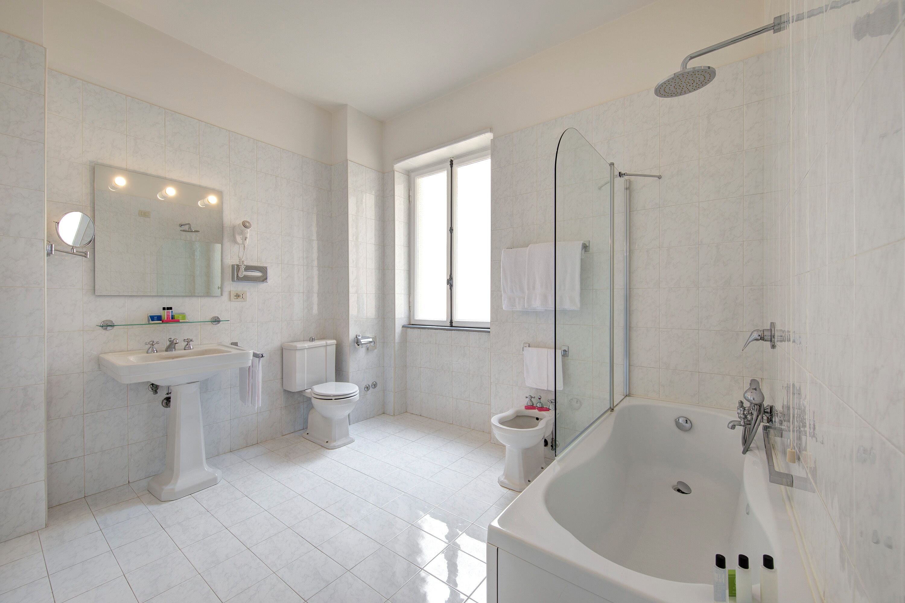 triple room | bathroom | combined shower/bathtub, eco-friendly toiletries, hair dryer, bidet
