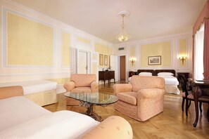 Junior-Suite | Zimmersafe, Schreibtisch, Verdunkelungsvorhänge, Bügeleisen/Bügelbrett