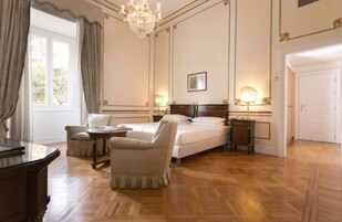 客房内保险箱、办公桌、遮光窗帘、熨斗/熨板