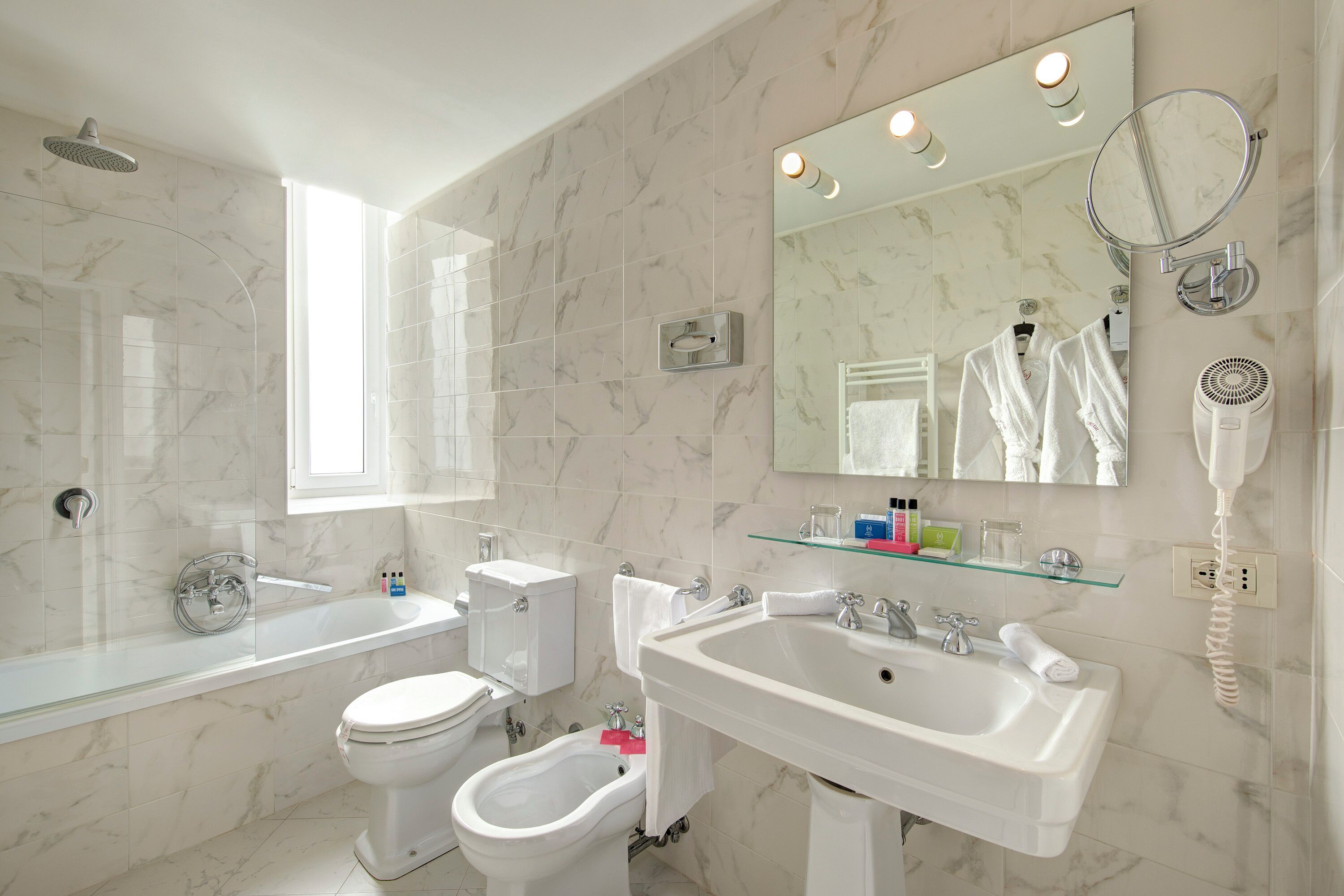 executive double or twin room | bathroom | combined shower/bathtub, eco-friendly toiletries, hair dryer, bidet