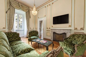 Suite, 1 Queen Bed | In-room safe, desk, blackout curtains, iron/ironing board