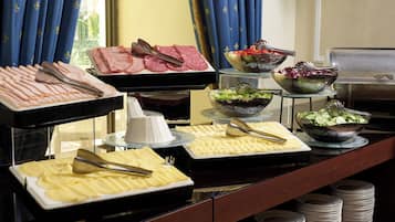 En buffet med et udvalg af retter, herunder kød, oste og salater.