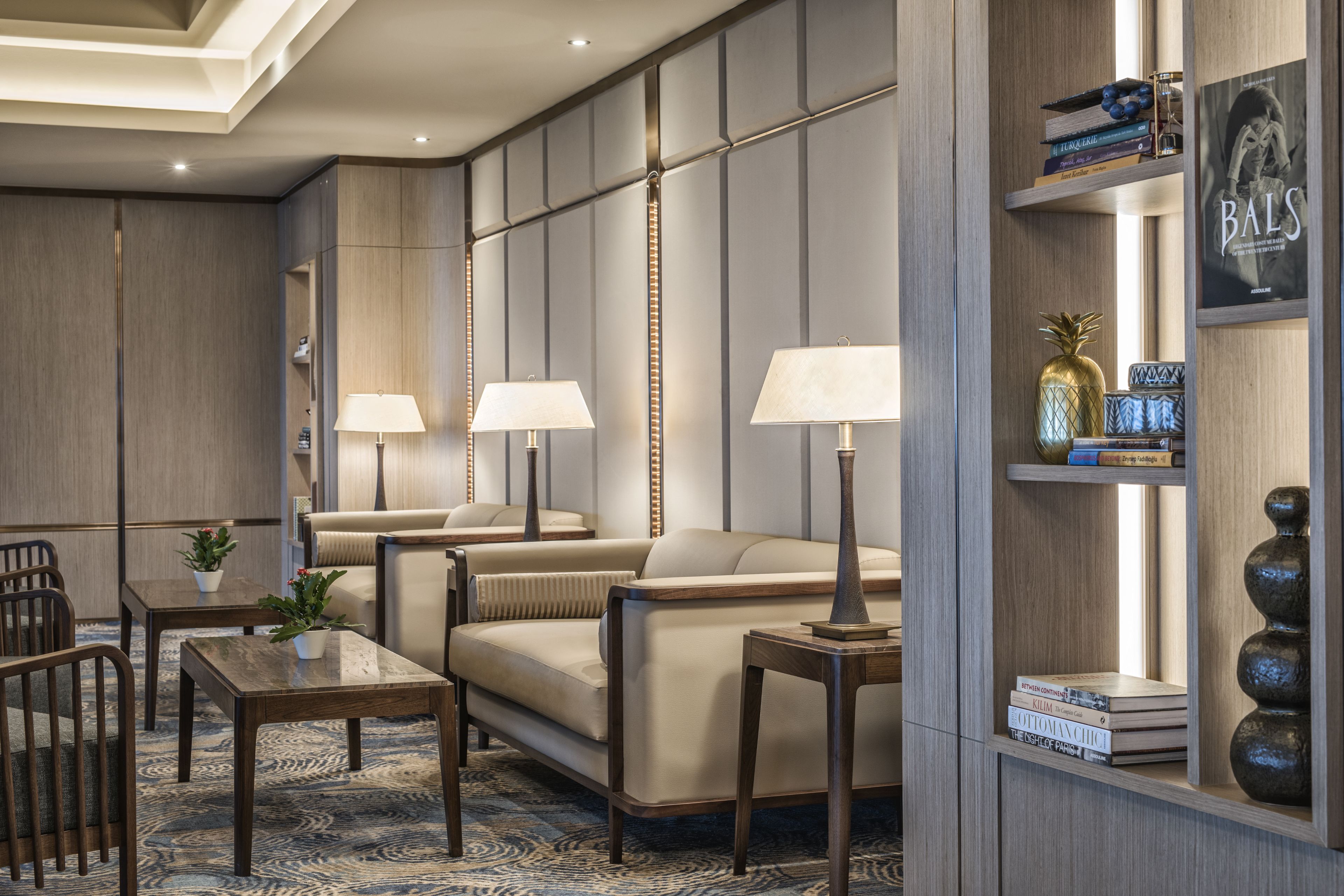 lobby lounge, ocean views, open daily