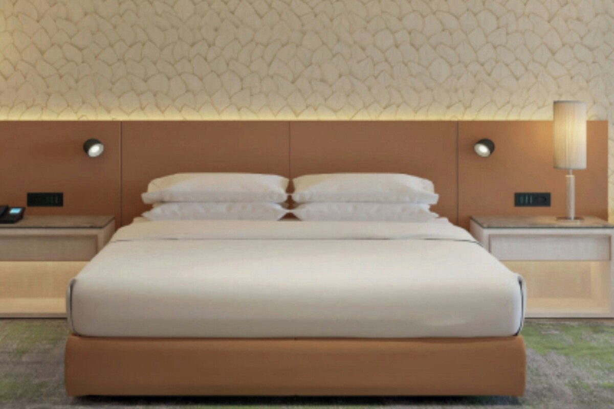 Room, 1 King Bed, Garden View | Premium bedding, minibar, in-room safe, desk