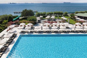 Indoor pool, seasonal outdoor pool, pool umbrellas, pool loungers - Renaissance Polat Istanbul Hotel (Istanbul)