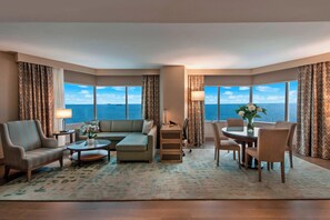 Club Suite, 1 Bedroom | Living area