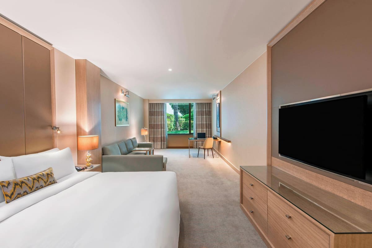 Habitación Deluxe, 1 cama de matrimonio grande, junto a la piscina | 1 dormitorio, ropa de cama de alta calidad, minibar y caja fuerte