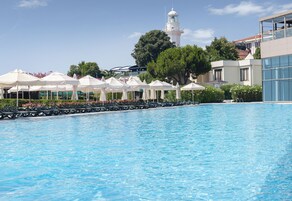 Piscina coperta, piscina stagionale all'aperto, ombrelloni da piscina