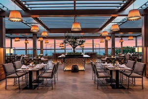 2 restaurantes; se sirve desayuno, almuerzo y cena; cocina mediterránea