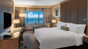 Deluxe Room, 1 Katil Raja (King), Sea View | Peralatan tempat tidur premium, bar mini, peti besi dalam bilik, meja