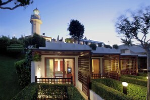 Room, 1 King Bed, Poolside | 1 bedroom, premium bedding, minibar, in-room safe