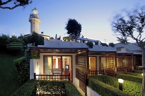Room, 1 King Bed, Poolside | Premium bedding, minibar, in-room safe, desk