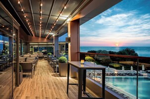 Salón en el lobby, con vista al mar, abre todos los días