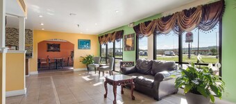 Econo Lodge Inn & Suites