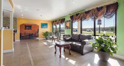 Econo Lodge Inn & Suites