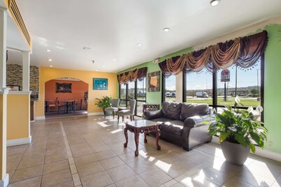 Econo Lodge Inn & Suites