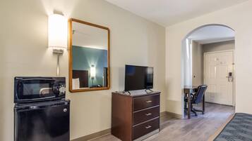 Quarto standard, 1 cama King e sofá-cama, para não fumantes | Ferros/tábuas de passar roupa, camas extras/dobráveis (sobretaxa)