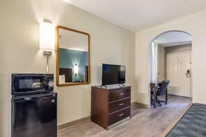 Standard Room, 1 King Bed with Sofa bed, Non Smoking | Iron/ironing board, rollaway beds, free WiFi, bed sheets - Econo Lodge Inn & Suites Brooks - Louisville South (Shepherdsville)