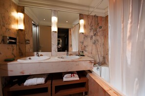Privilege room for 3 people | Bathroom | Shower, free toiletries, hair dryer, bathrobes - Hôtel Mermoz (Toulouse)