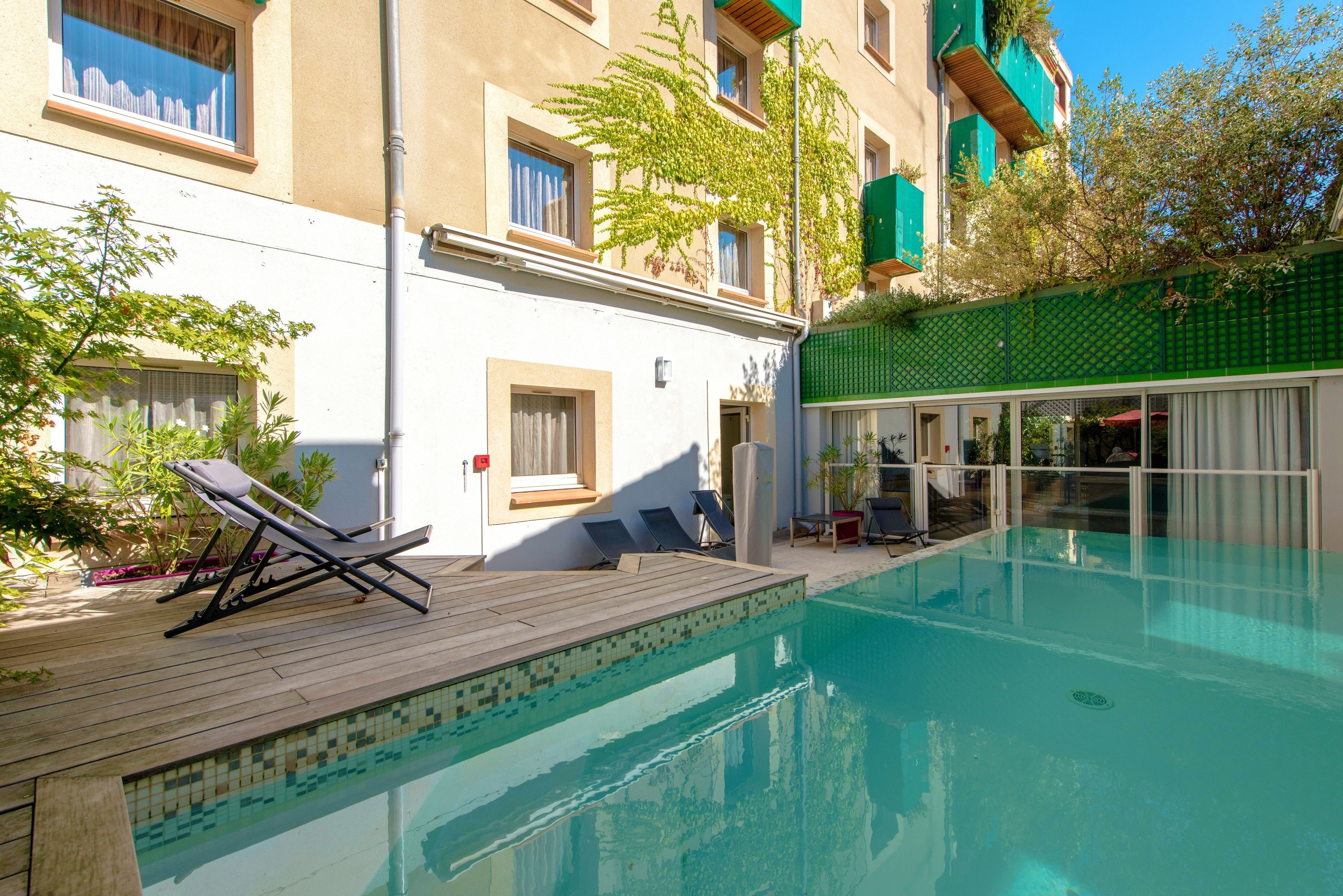 Kolam renang terbuka bermusim, kerusi lepak pantai 